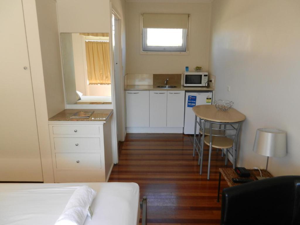 Golden Shores Motel Bilinga Habitación foto